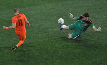 Iker Casillas fue tambi¨¦n el h¨¦roe de la final con una de las paradas m¨¢s importantes de la historia ante Arjen Robben