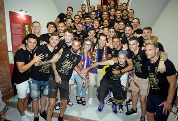 Aficionados y jugadores celebran el ascenso a segunda división por las calles de Elda.