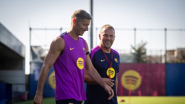 GRAFCAT538. BARCELONA, 14/07/2025.- El jugador del FC Barcelona Robert Lewandowski y el entrenador, Hansi Flick, durante la primera sesión de entrenamientos de la pretemporada, que el club azulgrana realizado este lunes. EFE/Marc Graupera/FC Barcelona ***SÓLO USO EDITORIAL/SOLO USO PERMITIDO PARA ILUSTRAR LA NOTICIA QUE APARECE EN EL PIE DE FOTO*** (CRÉDITO OBLIGATORIO)