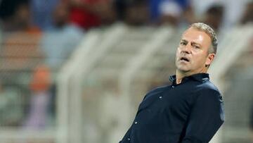 Flick se lamenta durante el partido contra Omán.