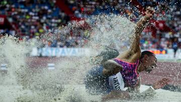 Christian Taylor, en uno de sus saltos en el triple de la Diamond League de Par&iacute;s. 