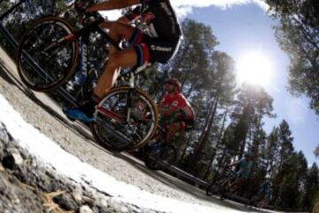 El ciclista holandes del equipo Giant, Tom Dumoulin (c), durante la vigesimo etapa, con comienzo en la localidad de San Lorenzo del Escorial y término en la de Cerdedilla, con un recorrido de 175,8 kilómetros. 