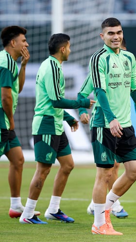 Mexico national team players warm up during a training session during a training session at Soldier Field in Chicago, on March 30, 2026. Mexico is preparing for tomorrow's international friendly match against Belgium, in advance of the the 2026 World Cup. (Photo by KAMIL KRZACZYNSKI / AFP)