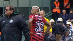 El curioso altercado de Vidal con el DT de Coritiba: ¡qué cara le puso!