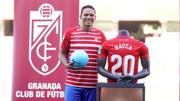 Carlos Bacca en su presentaci&oacute;n con el Granada.