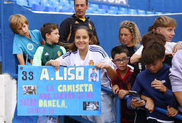 Una joven aficionada con una pancarta dedicada a Liso.