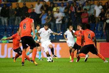 Ever Banega con el balón.