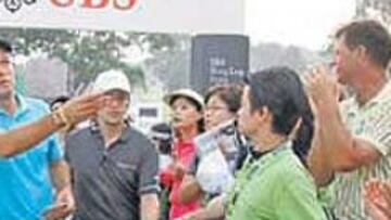 <b>AGRADECIDO. </b>Lara regala sus guantes al público tras acabar.