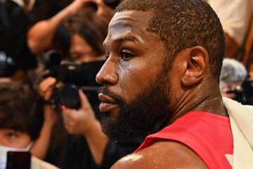El boxeador estadounidense Floyd Mayweather rodeado de una gran expectación durante su entrenamiento en Tokyo, Japón, para preparar el combate de exhibición planeado contra el artista marcial mixto japonés Mikuru Asakura el próximo 25 de septiembre.