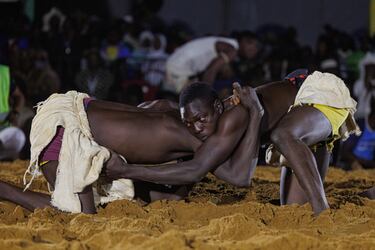 Dos luchadores del grupo etnico Dogón pelean en el Festival Ogobagna en Bamako (Mali). Esta lucha tradicional es una práctica ancestral milenaria que encarna más que un simple duelo físico: simboliza la fusión de la
tradición y la enseñanza de valores fundamentales como el coraje y la valentía. 