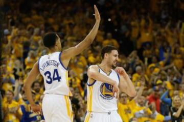 Shaun Livingston y Klay Thompson celebran una canasta.