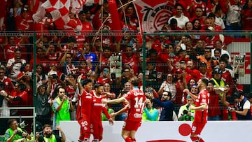 MEX2584. TOLUCA (MÉXICO), 17/05/2025.- Jugadores de Toluca celebran un gol este sábado, en un partido de vuelta de la semifinal del Torneo Clausura 2025 de la Liga MX entre Deportivo Toluca y Club Tigres en el estadio Nemesio Díez en Toluca (México). EFE/ Felipe Gutiérrez