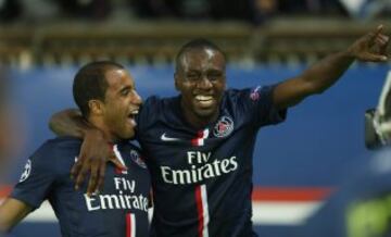 El jugador del París Saint-Germain Blaise Matuidi, celebra con su compañero Lucas el 3-1 conseguido ante el FC Barcelona, durante el partido del grupo F de la Liga de Campeones disputado en el estadio Parque de los Príncipes de París, Francia, el 30 de septiembre del 2014.