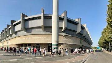 Colas por un carnet del Racing en El Sardinero.