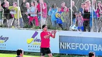 <b>AMBIENTE CÁLIDO. </b>Varios aficionados observan de cerca el entrenamiento de ayer en Majadahonda.