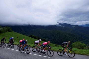 El pelotón durante la etapa16  de la 108 edición de la carrera ciclista del Tour de Francia, 169 km entre Pas De La Case y Saint-Gaudens