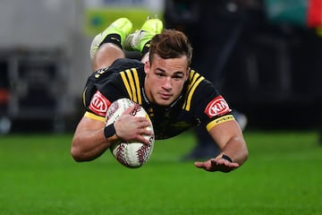 Wes Goosen de los Wellington Hurricanes consigue un ensayo en el partido contra los British and Irish Lions en el Westpac Stadium en Wellington, Nueva Zelanda.