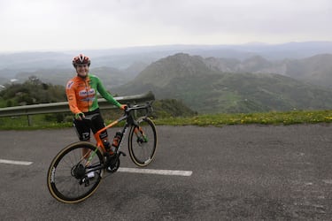 Alicia González, terminada la ascensión del puerto y justo bajando, paró en La Cueña les Cabres, el tramo más duro (pendiente del 23,5%) para observar las vistas. “En Asturias hay mucha afición al ciclismo y estoy segura de que se acercará mucha gente”, celebra una de las asturianas más queridas.