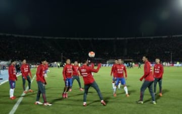 Jugadores de la selección chilena calientan hoy, jueves 8 de octubre de 2015, antes del partido entre Chile y Brasil en el Estadio Nacional de Santiago de Chile (Chile), por la primera fecha de las eliminatorias suramericanas al Mundial Rusia 2018.