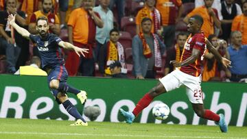 Juanfran dando a Griezmann el pase de gol durante el &uacute;ltimo Galatasaray-Atl&eacute;tico en Estambul.