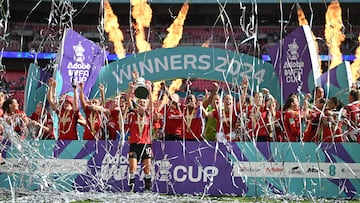 London (United Kingdom), 12/05/2024.- Manchester United's Katie Zelem lifts aloft the trophy as her team mates celebrate winning the Women's FA Cup final between Manchester United and Tottenham Hotspur, in London, Britain, 12 May 2024. (Reino Unido, Londres) EFE/EPA/DANIEL HAMBURY EDITORIAL USE ONLY. No use with unauthorized audio, video, data, fixture lists, club/league logos, 'live' services or NFTs. Online in-match use limited to 120 images, no video emulation. No use in betting, games or single club/league/player publications.