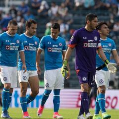 Cruz Azul deja ir el triunfo contra un Monarcas que jugaba con 10