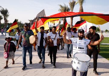 Varios grupos de ciudadanos cataríes han participado en un evento en Doha donde han apoyado a diferentes selecciones del Mundial. En la foto, en apoyo a la selección alemana. 