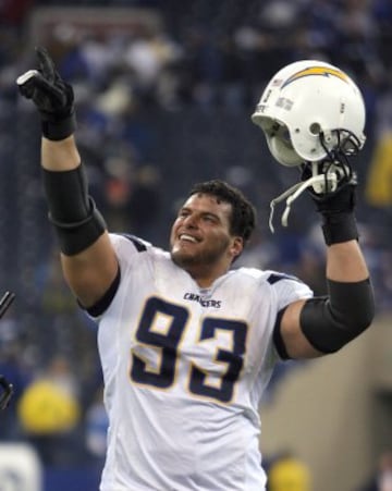 La edici車n del Madden 08, adem芍s, sac車 en portada al defensive end Luis Castillo, de los Chargers, para su edici車n en castellano. Durante ese mismo a?o, Castillo se perdi車 las seis primeras semanas por una operaci車n en la rodilla, aunque hizo un buena temporada. Como en el caso de Young, la maldici車n propiamente dicha parecer赤a aparecer tambi谷n en 2011, cuando en el primer partido de la temporada se rompi車 la tibia y no volvi車 a jugar m芍s. Los Chargers le cortaron antes de comenzar la temporada 2012.