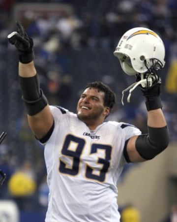 La edición del Madden 08, además, sacó en portada al defensive end Luis Castillo, de los Chargers, para su edición en castellano. Durante ese mismo año, Castillo se perdió las seis primeras semanas por una operación en la rodilla, aunque hizo un buena temporada. Como en el caso de Young, la maldición propiamente dicha parecería aparecer también en 2011, cuando en el primer partido de la temporada se rompió la tibia y no volvió a jugar más. Los Chargers le cortaron antes de comenzar la temporada 2012.