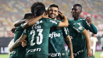 LIMA, PERU - APRIL 21: Raphael Veiga of Palmeiras celebrates with teammates after scoring the second goal of his team during a match between Universitario and Palmeiras as part of Group A of Copa CONMEBOL Libertadores 2021 at Estadio Monumental on April 2