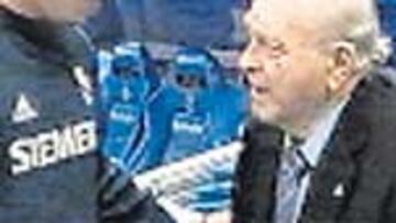 <b>CON HUMOR. </b>Alfredo Di Stéfano bromeó con los jugadores.