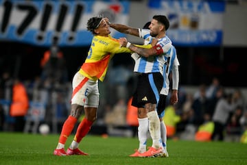 Durante los noventa minutos del encuentro se pudo apreciar la 'batalla' que ten¨ªan ambos jugadores. Esto desencaden¨® en un fuerte pique al finalizar el encuentro. Otamendi le dijo: "S¨¢cate la vincha bobo" y el jugador de la selecci¨®n colombiana le respondi¨®: "Est¨¢s viejo. Cierra el c..., bobo. Est¨¢s viejo, no te da ni para correr".