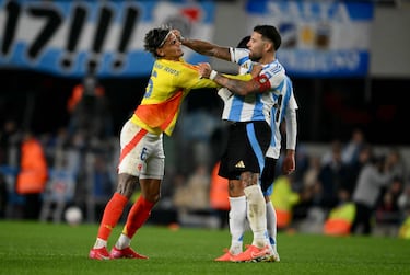 Durante los noventa minutos del encuentro se pudo apreciar la 'batalla' que tenían ambos jugadores. Esto desencadenó en un fuerte pique al finalizar el encuentro. Otamendi le dijo: "Sácate la vincha bobo" y el jugador de la selección colombiana le respondió: "Estás viejo. Cierra el c..., bobo. Estás viejo, no te da ni para correr".