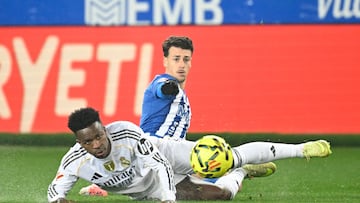 (From L) Alaves' Spanish midfielder #08 Antonio Blanco and Real Madrid's Brazilian forward #07 Vinicius Junior fall during the Spanish league football match between Deportivo Alaves and Real Madrid CF at the Mendizorroza stadium in Vitoria on December 14, 2025. (Photo by ANDER GILLENEA / AFP)