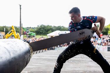Deportistas de todo el mundo compiten en varias pruebas manejando diferentes herramientas para la madera como motosierras, hachas y sierras.