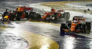 Verstappen toca a Raikkonen y éste se lleva por delante a Vettel que sigue a duras penas. La inercia del Ferrari del finlandés hace un recto en la primera curva y se atropella al Mclaren de Alonso que se puso 3º en la salida.