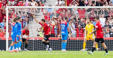 Virgili asoma con ganas por la izquierda y tras un recorte hace un centro tenso. Solo él sabe si era un mal disparo o un balón medido para que Muriqi, que gana la espalda de los centrales, meta la testa con contundencia y marque por el palo izquierda.