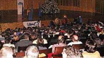 <b>TODOS CON ALONSO.</B> Seguidores de Alonso en el auditorio de Oviedo.