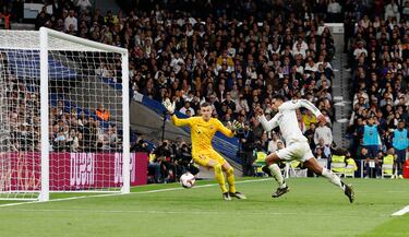 Formado en La Masía, Peña fue progresando en el Barça hasta llegar al primer equipo, debutando el 1 de noviembre de 2022 contra el Viktoria Pilsen. La temporada pasada jugó 23 partidos, teniendo una actuación destacada contra el Real Madrid en el Bernabéu. Las llegadas de Szczesny, primero, y de Joan García le cerraron las puertas del arco culé y este verano se marchó cedido al Elche CF.