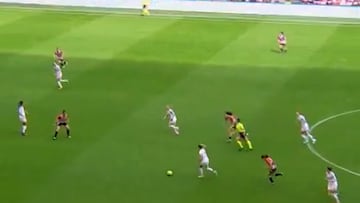 Barbaridad de golazo de Olga Carmona... ¡desde 40 metros y para silenciar a 16.000 personas!