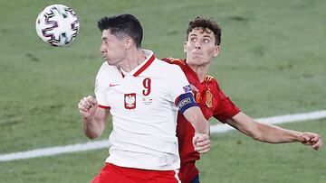 Pau Torres pugna por un balón con Robert Lewandowski.