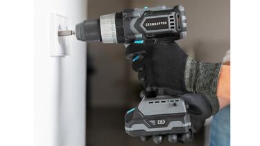 Este taladro percutor inalmbrico incluye un maletn y hasta 40 piezas de bricolaje