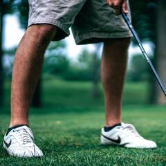 Palos, calzado y accesorios de golf para dominar tu swing