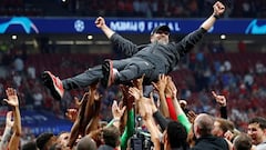 Jurgen Klopp celebra con el equipo el t&iacute;tulo de Champions.