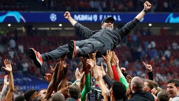 Jurgen Klopp celebra con el equipo el t&iacute;tulo de Champions.