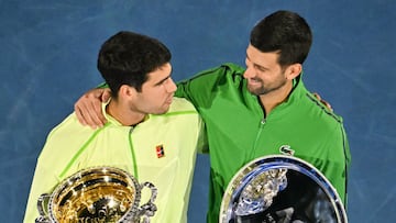 Carlos Alcaraz y Novak Djokovic, tras la entrega de trofeos en el Open de Australia.