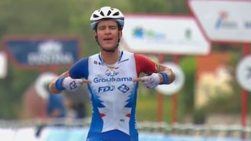 Scotson se la juega bajo la lluvia y gana a pesar de una ca赤da