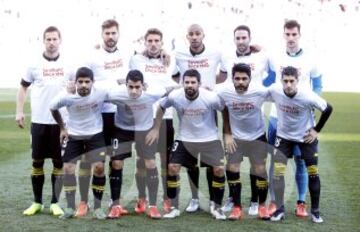 El once inicial del Sevilla. De pie: Krychowiak, Fernando Llorente, Carriço, N'Zonzi, Rami y Sergio Rico. Agachados: Banega, Vitolo, Coke, Tremoulinas y Escudero.
