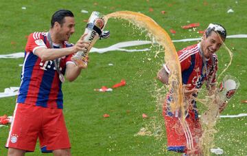 En Alemania es una costumbre que los equipos celebren sus campeonatos arrojándose y bebiendo cerveza. El Bayern Múnich tiene un convenio con Paulaner, la marca por antonomasia de la cultura cervecera germana. La empresa facilita al equipo más de 200 litros de cebada fermentada para que festejen tras la consecución del campeonato de la Bundesliga. El Borussia Dortmund hace lo propio con Brinkhoffs y el Schalke con la Veltins, que además pone nombre a su estadio.