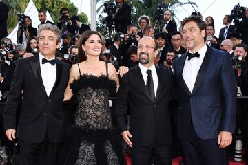 Ricardo Darin, Penelope Cruz, Asghar Farhadi y Javier Bardem a su llegada a la inauguración de la 71ª edición del Festival de Cannes con la proyección de la película "Todos lo saben".